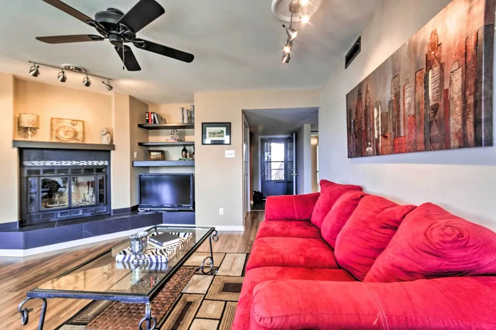 Balcony, Pool & Hot Tub: Cozy Condo in Arkansas!
