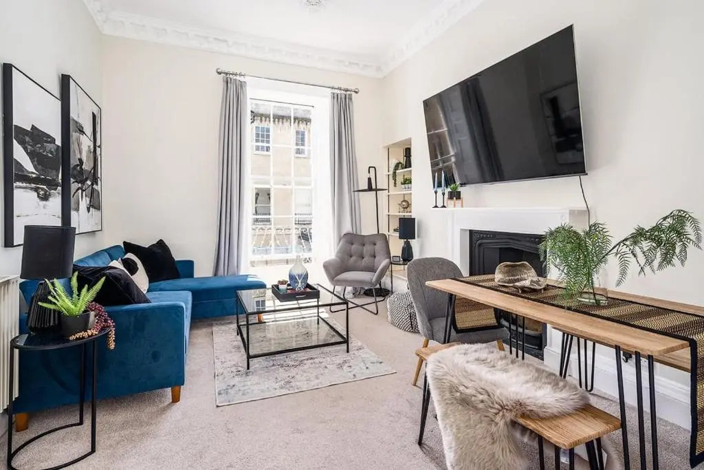 BRAND NEW LISTING Beautiful 2 bedroom apartment