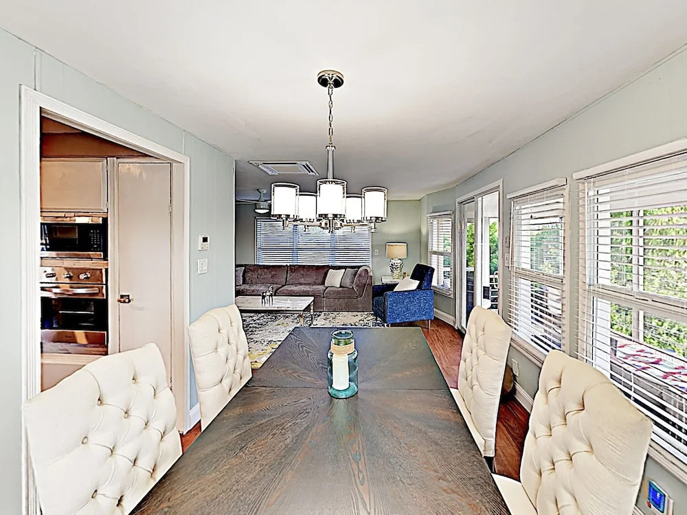Canal-side W/ Private Dock, Boats & Bikes 2 Bedroom Duplex