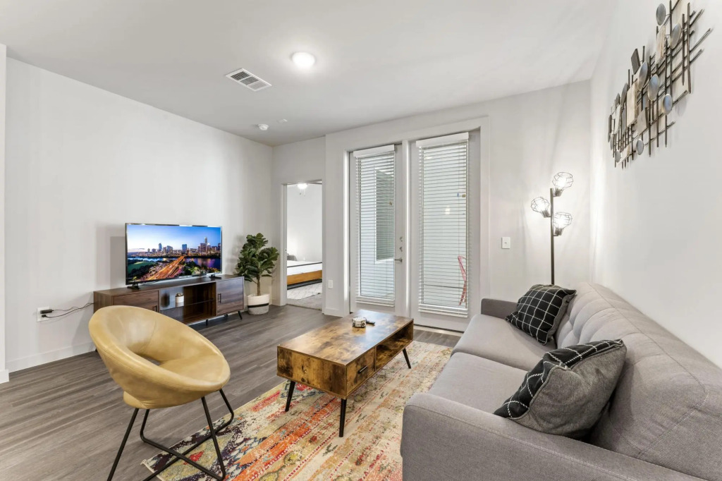 Top Floor 2BR King Beds Suite 8 Min to Downtown