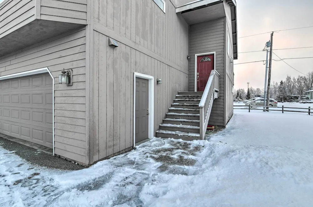 Cozy Anchorage Townhome < Half Mile to Jewel Lake!