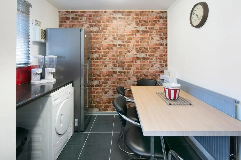 Arena Central - 6 Beds 2 Bathrooms Parking Space