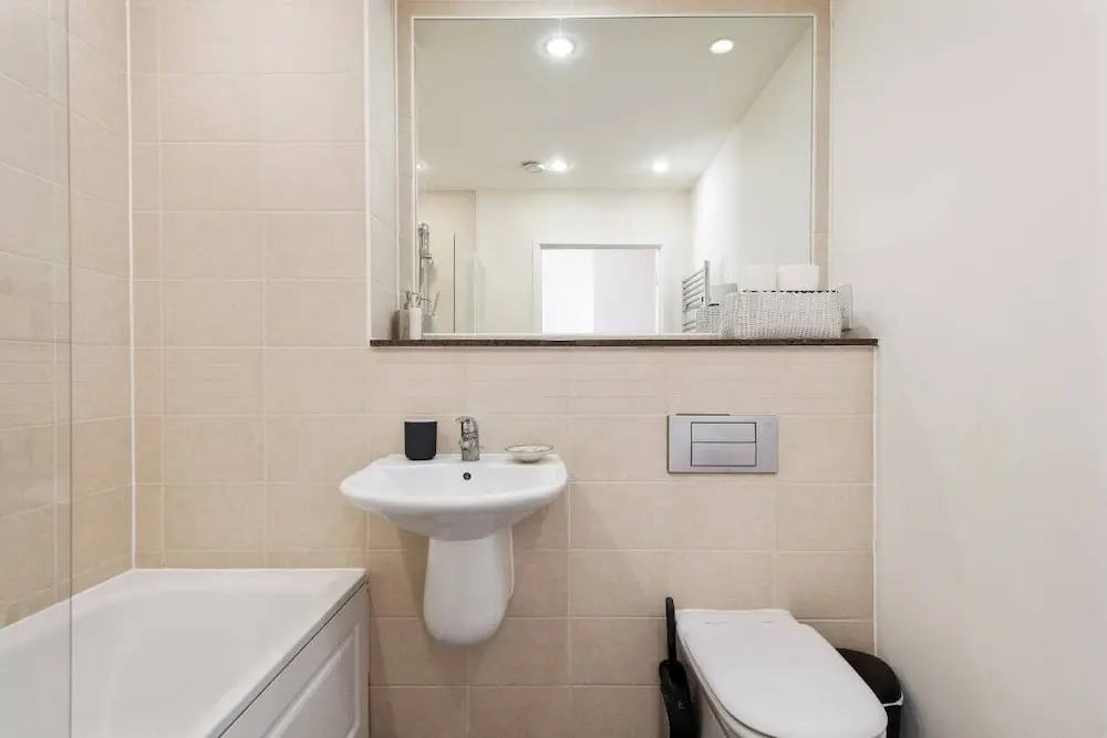 Chic 1 BDR W/balcony in Greenwich, 7mins to st