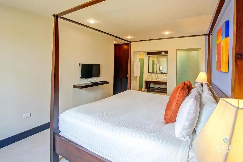 Fabulous Playa Getaway at 38th and Beach plus 2 Pools Onsite!