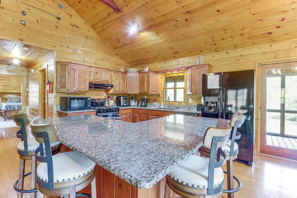 Riffle Run Cabin: River Access, Hot Tub, Game Room
