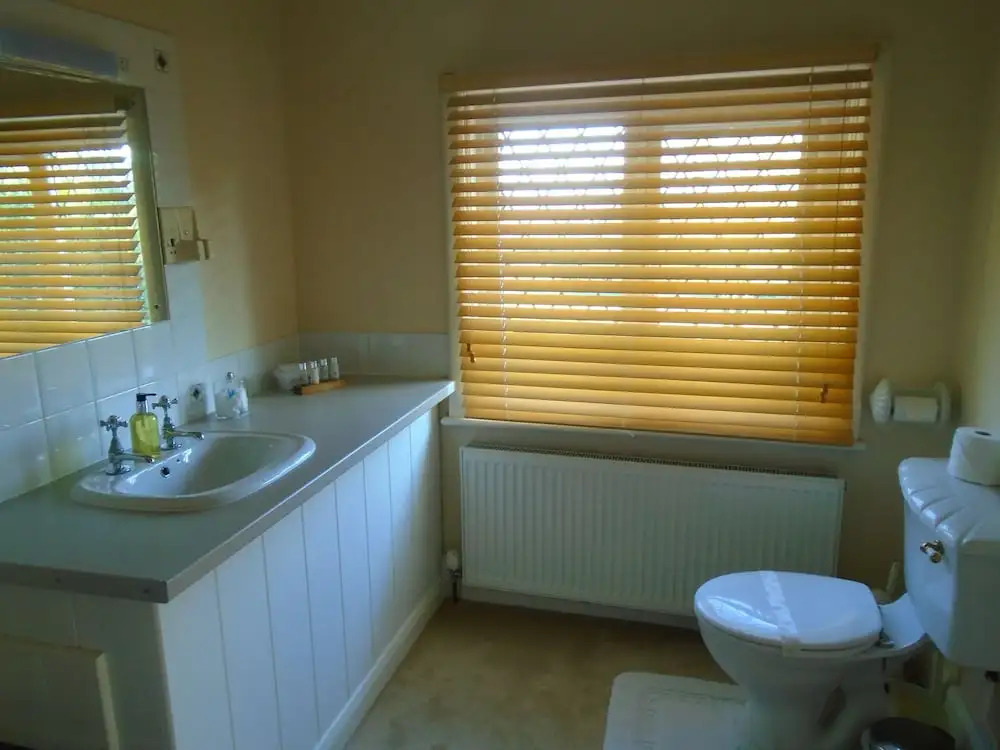 Trumbles Gatwick B&B, Peaceful Stay with Parking & Easy Airport Access