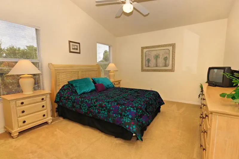 546 Windsor Place, the Abbey 5 Bedrooms, +3 Bath