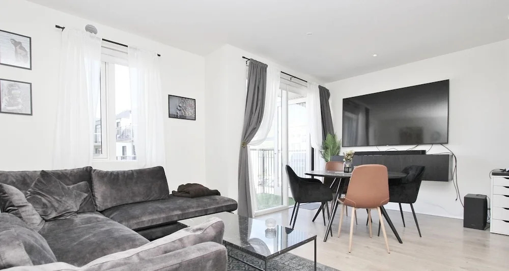 New Downtown Apartment With Free Parking