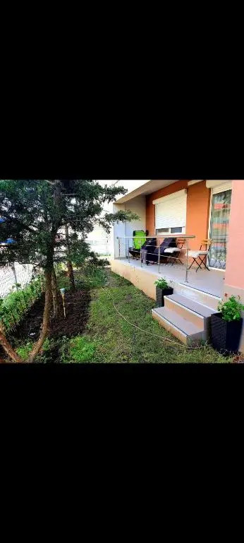 Apartament Mamaia Nord la 30 de m de plaja cu terasa.