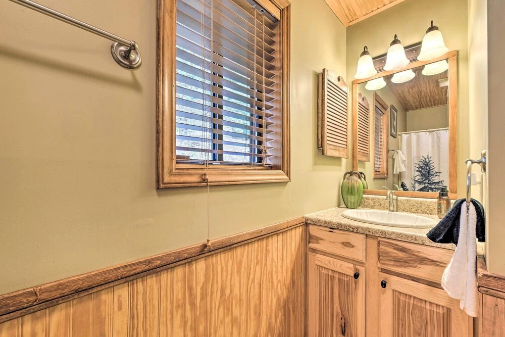 Best Location - Maggie Valley Cabin w/ Hot Tub!