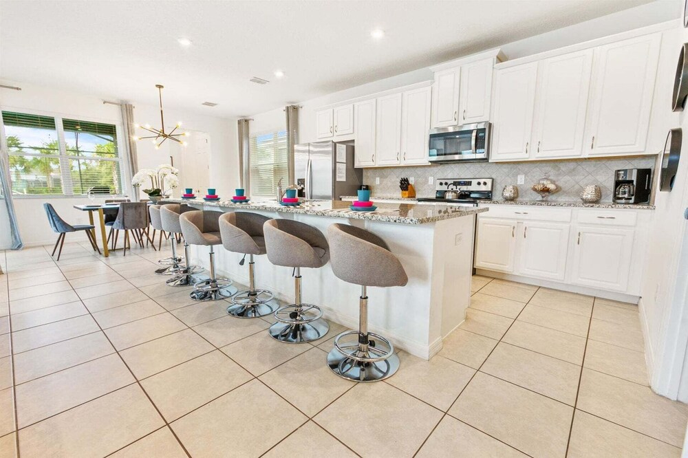 Spacious 6-bedroom Home With Private Pool & Spa in Solara Resort Just 7 Miles to Disney!