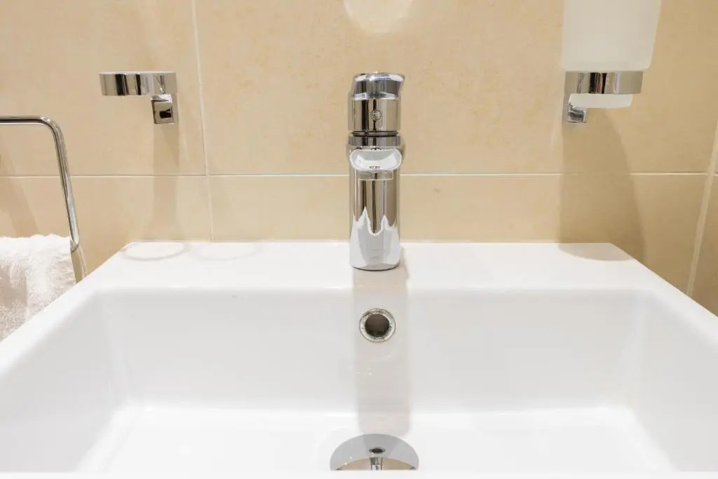 Executive City Centre Apartment with Gated Parking and Stylish Rooms includes Privacy and Space with Luxury Feel plus Courtyard Garden in Amazing Location and Very Highly Rated