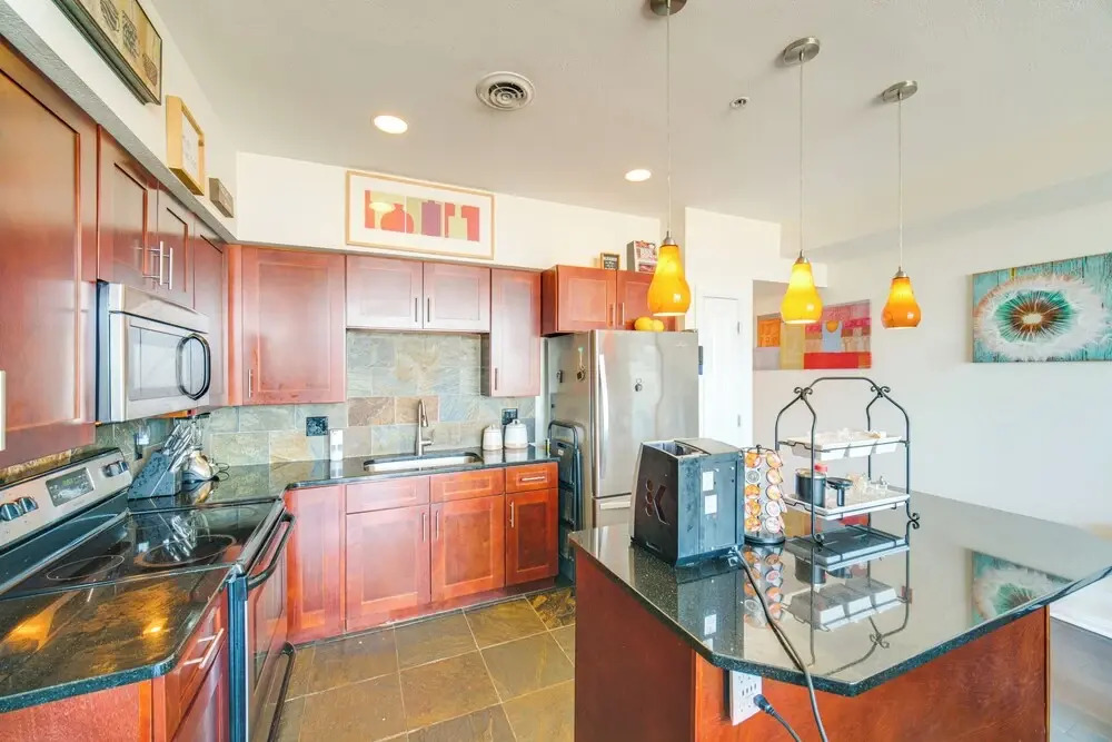 3 Mi to Dtwn Cleveland: Condo w/ Lake Erie Views!