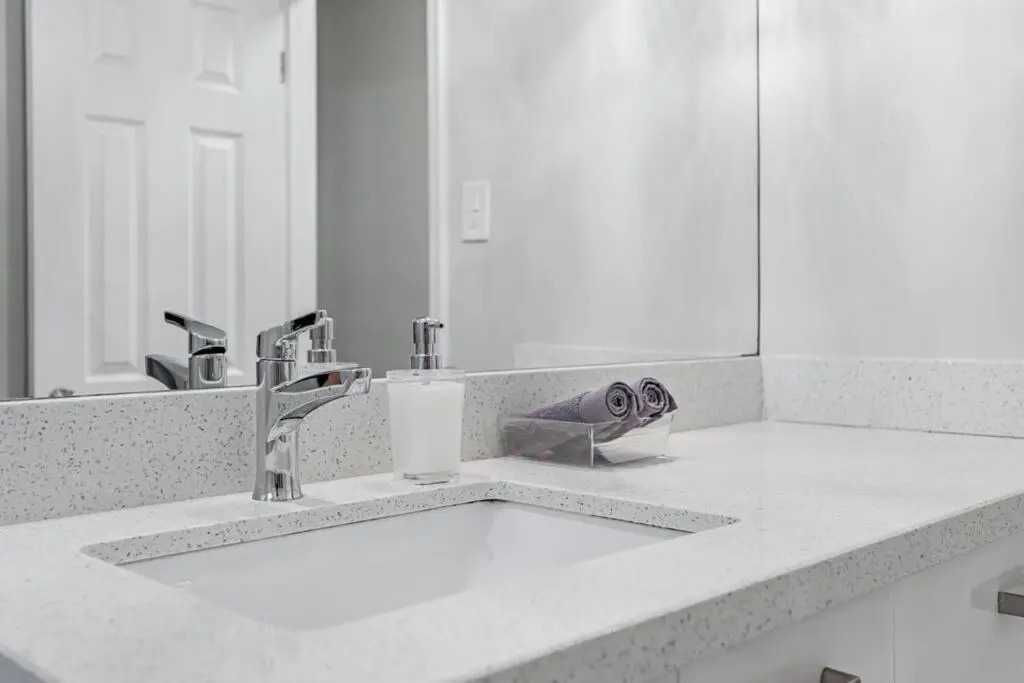 Cheerful 3 Bedroom - 2 Bath House Free Parking