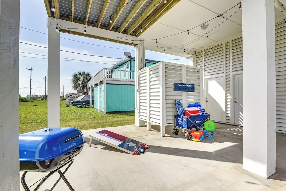 Galveston Getaway w/ Outdoor Bar: Walk to Beach!