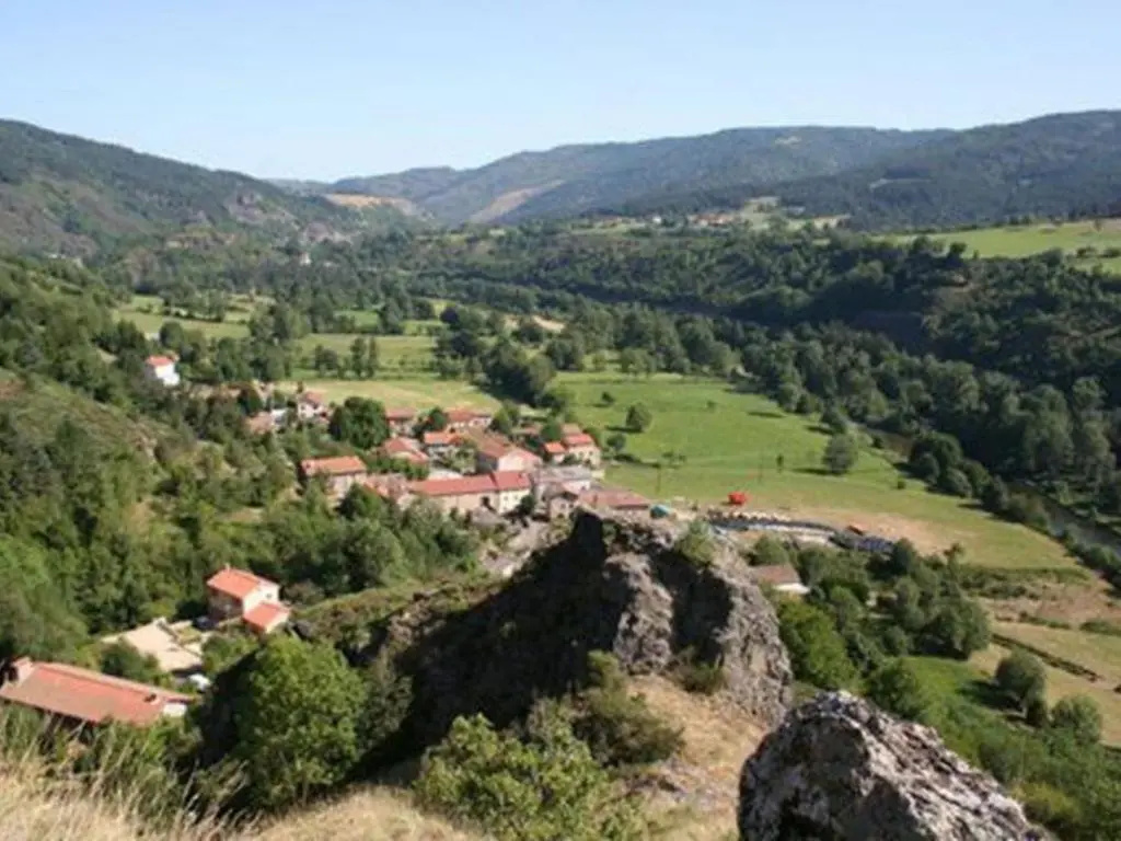 Gîte pittoresque en bord de rivière avec jardin clos, proche sports et sites touristiques - FR-1-582-176