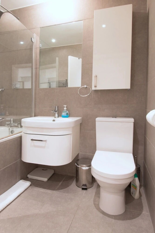 1 Bedroom Flat In Vibrant Earls Court