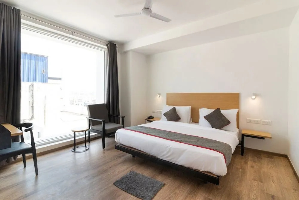 OYO Townhouse 120 The Axis