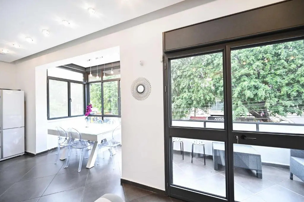 Clear 3BR in Dizzengoff 140 by HolyGuest