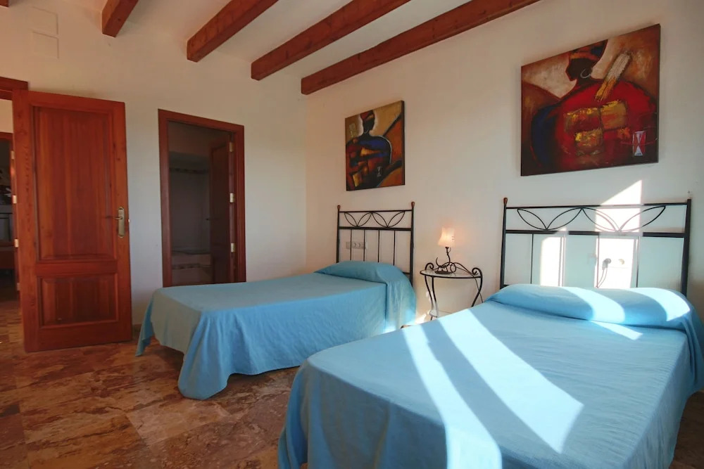 Private 4-bedroom Villa w/ Pool, Summer Kitchen & Expansive Living Space