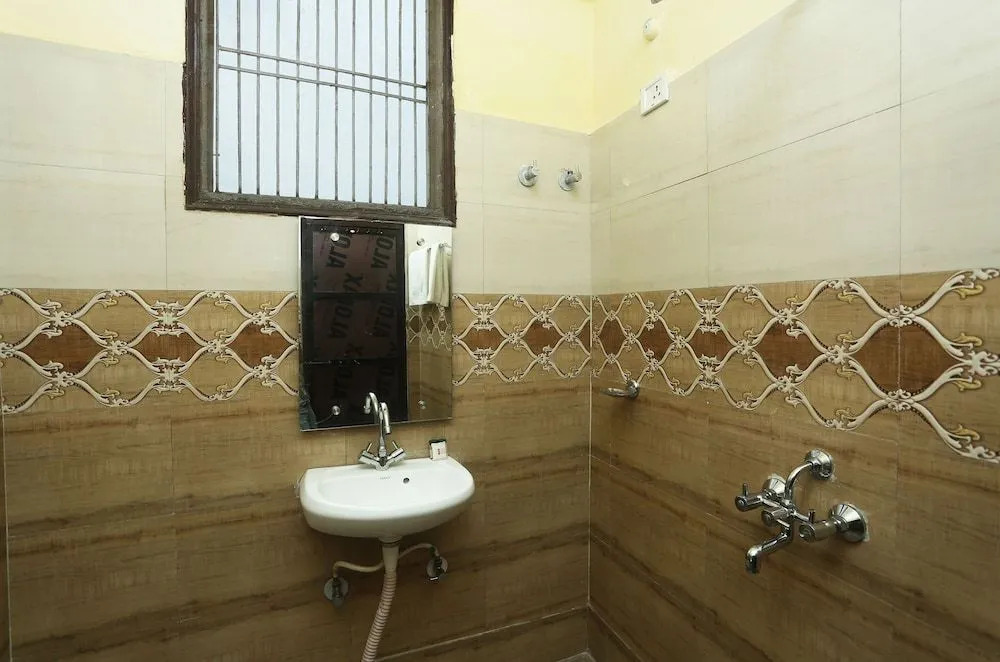 OYO 19556 Hotel Puri Inn