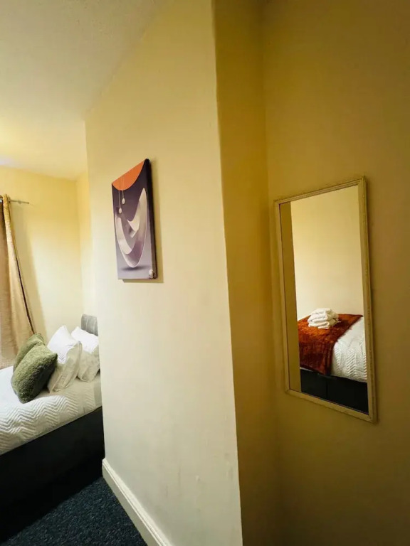 2 Bedroom House - Sleeps 4 - Free Parking, Wifi