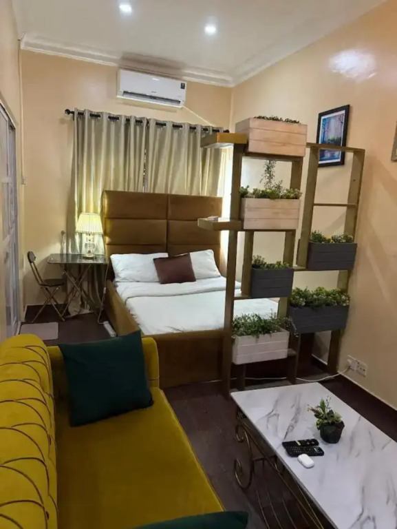 Cozy studio unit in lekki phase 1 - Kitchen, 24-7 light, wifi, Netflix