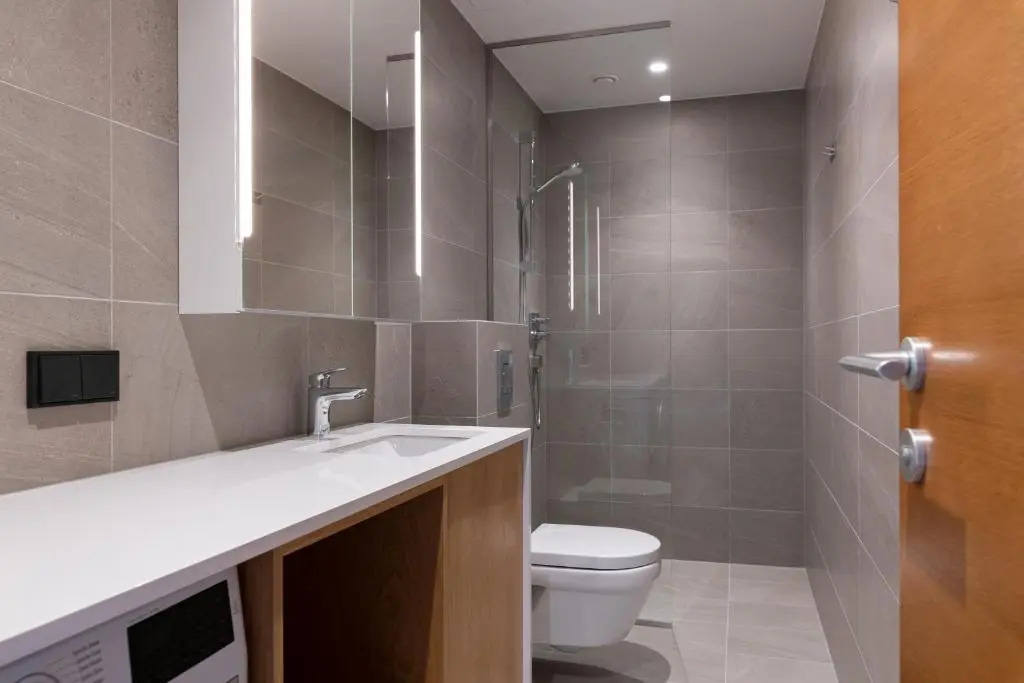 Self-check-in spacious 1 bedroom apartment with free parking