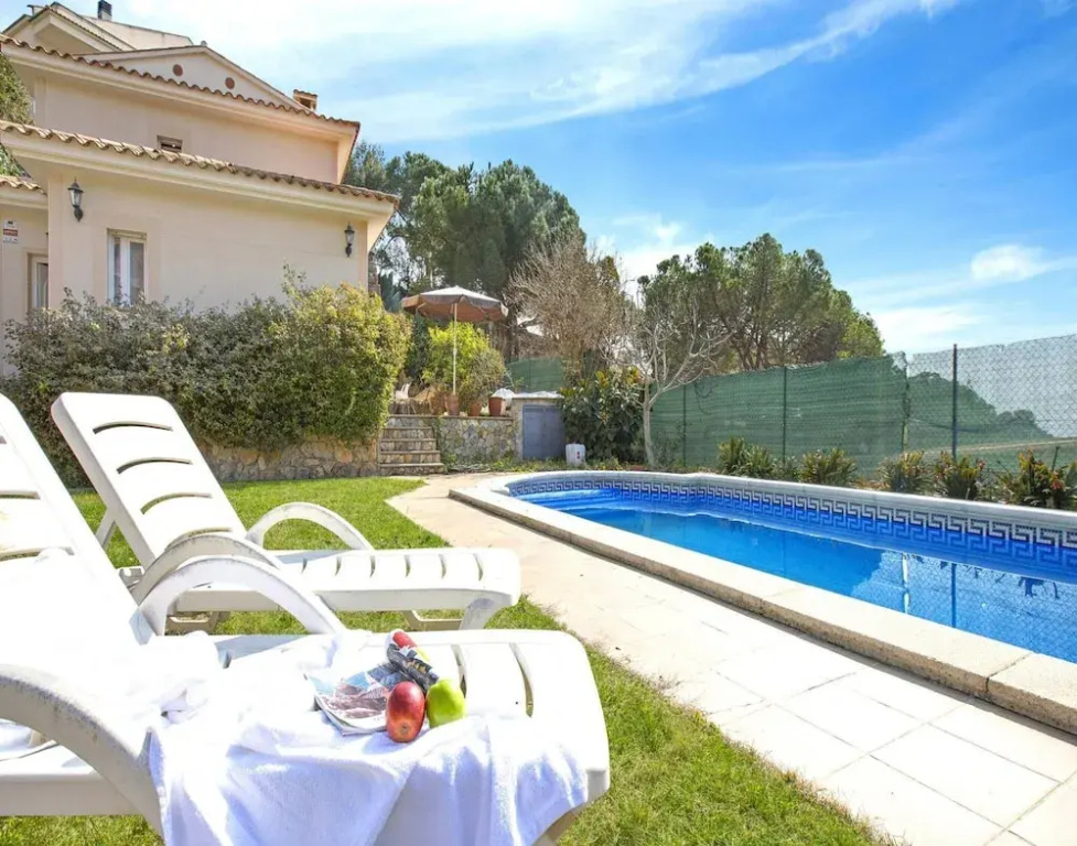 Serene Villa With Pool and Outdoor Dining