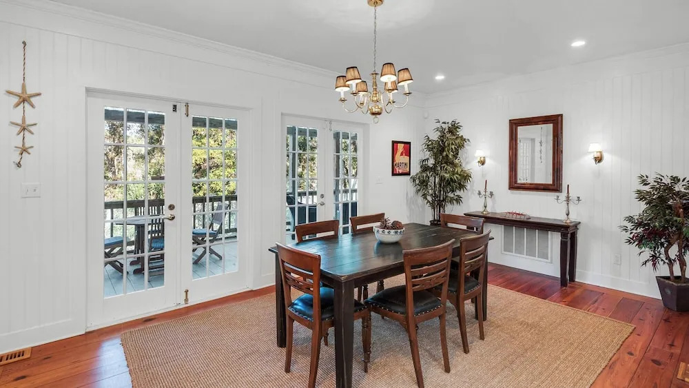 Old Seagrove Next to Seaside- Quiet Area & Vintage Charm, Backs to Canal