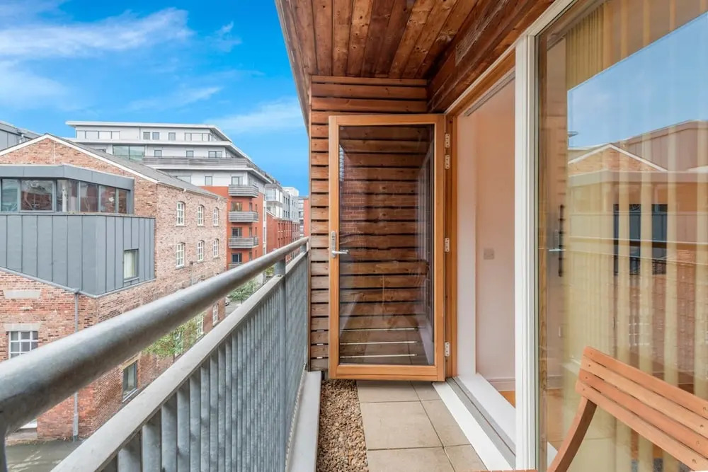 Modern Apartment in City Centre With Balcony