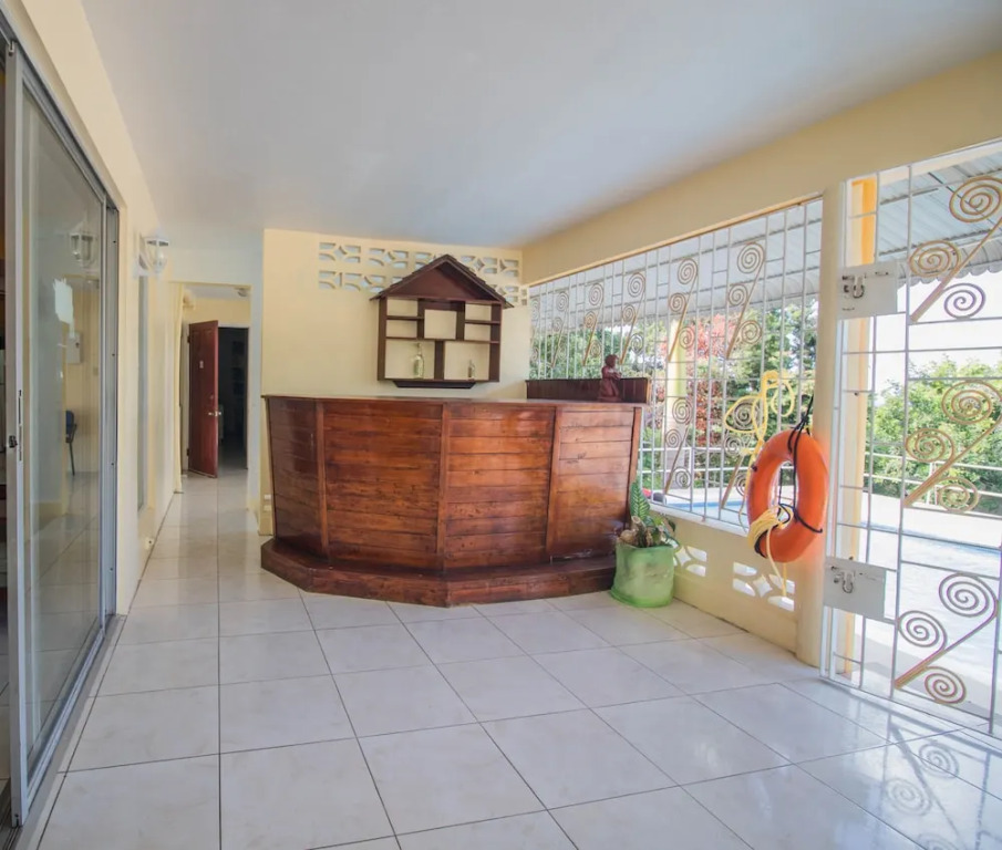 9 bed Villa Montego 10 Minute Walk to the Beach