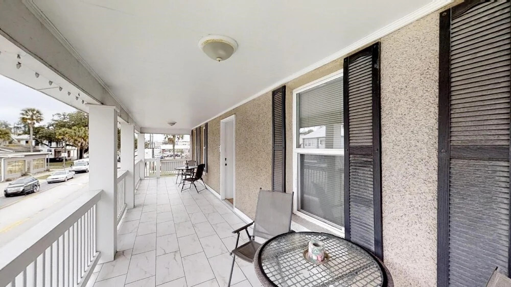 King Street 1 bedroom suite walk to Historic Downtown apts