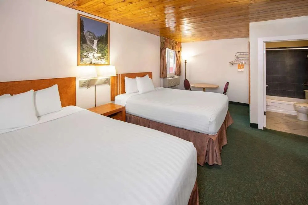 Econo Lodge Inn & Suites