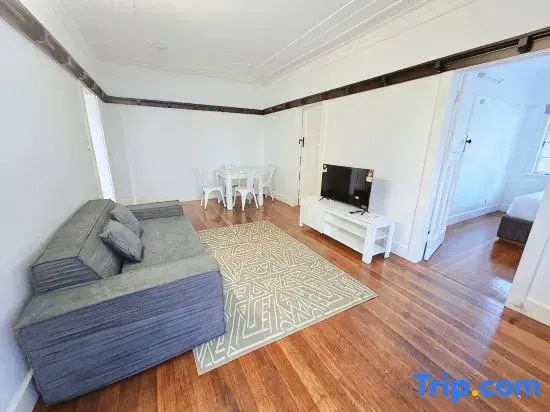 Walk to Southbank & Brisbane City | Art Deco House