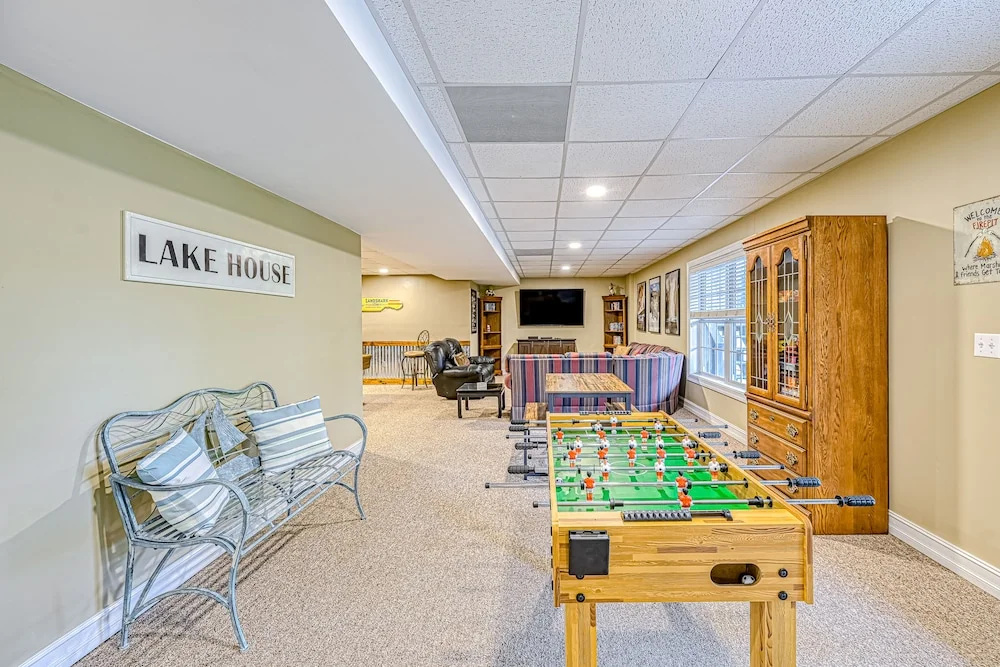 Lake Lovers Delight - Lakefront Home With Private Dock & Pool Table - Dogs OK