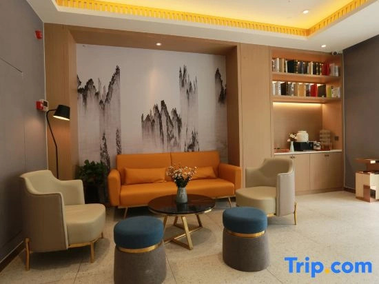 Jinjiang Inn Select Hotel (Heze Train Station)