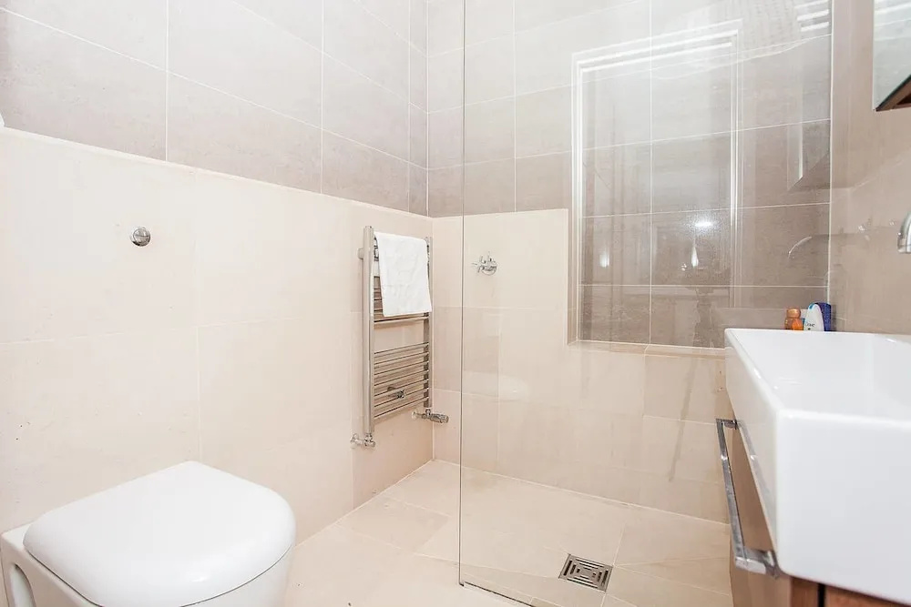 Luxurious 3 Bedroom Property With Roof Terrace