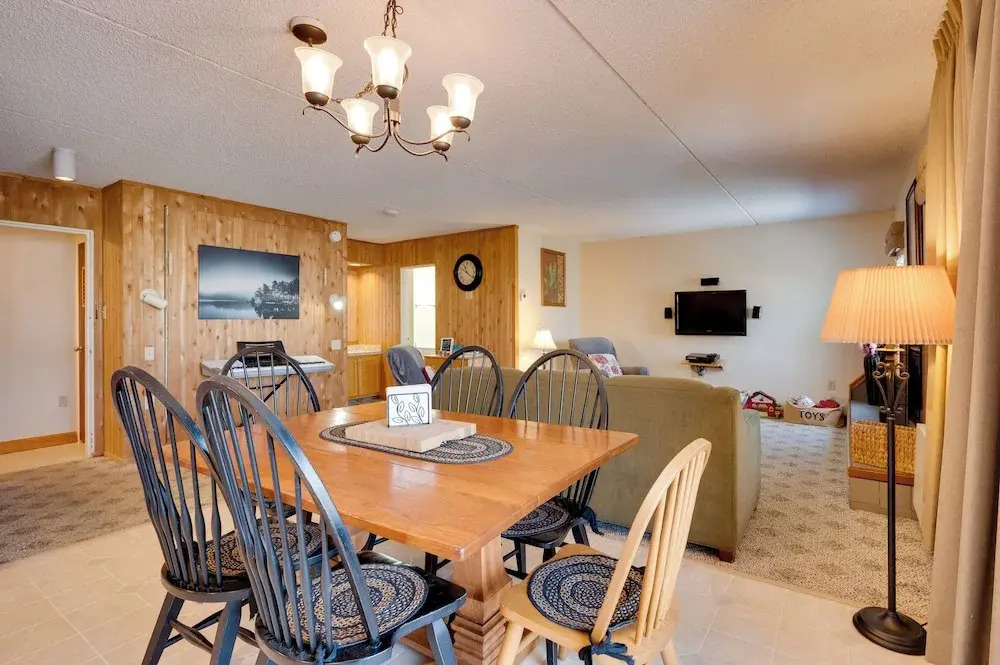Close to Smuggs Lifts! Cozy Mountain-view Condo