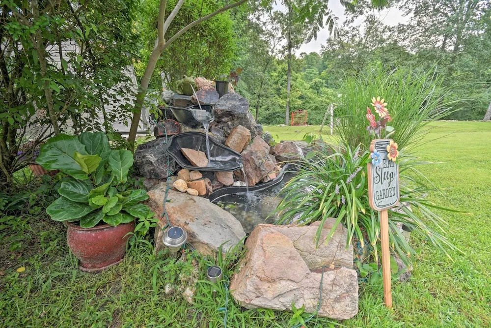 Rustic Chic Home: 1 Mi to Dtwn Hot Springs!