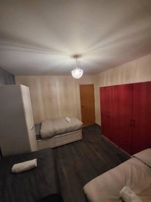 Lovely 4 Bedroom Home With Private Parking
