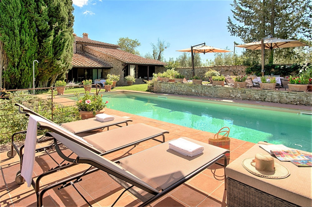 Villa in Castellina w. Pool, Garden & Winery