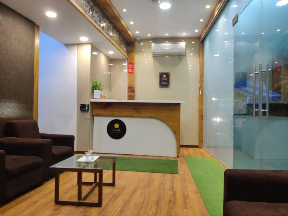 OYO 8490 Hotel Grandeur