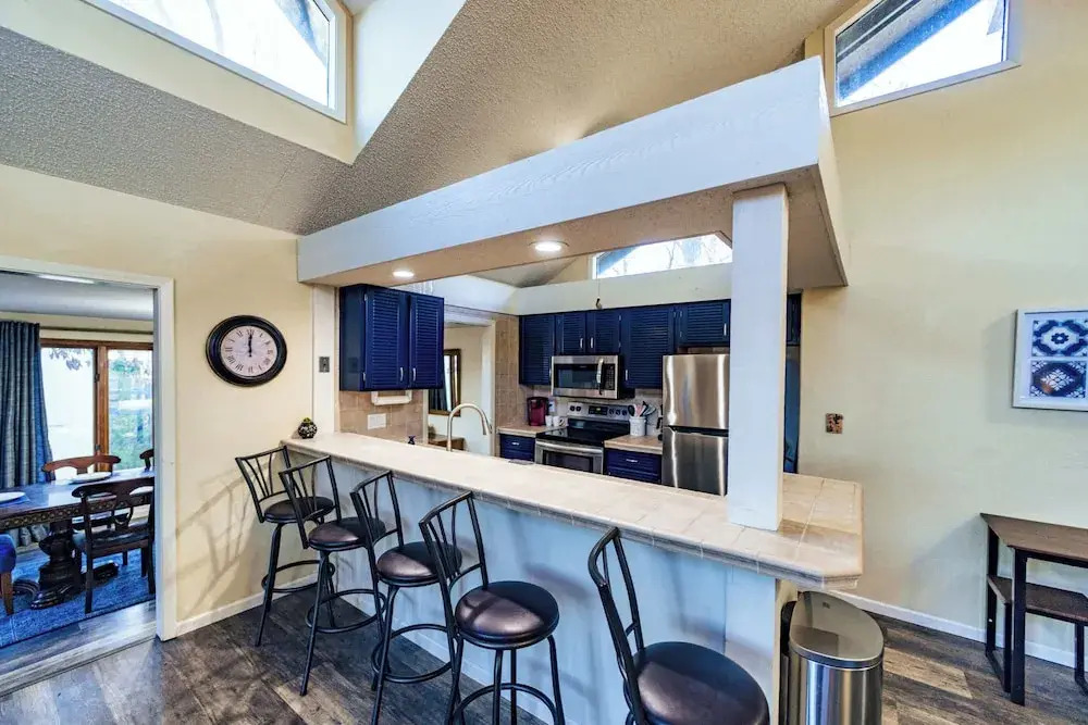 Serenity Now Quiet 4 BDR Next to Margaritaville!