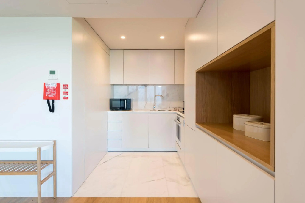 LovelyStay - Primrose 2BR Flat with Free Parking, AC and Balcony