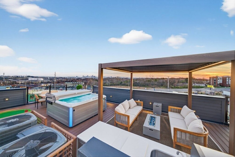 4BR Twilight Lane with Pool and Hot Tub