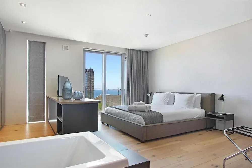 Bright 2bed in Sea Point w Sea Views Helio Haven