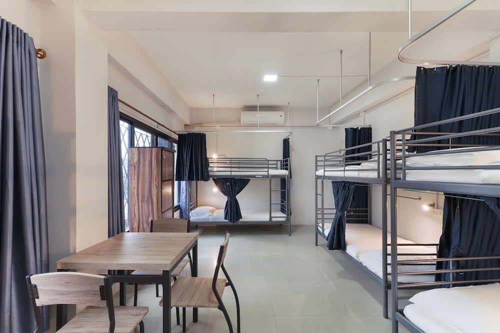 OYO 724 Green Light Cafe and Bed Hostel