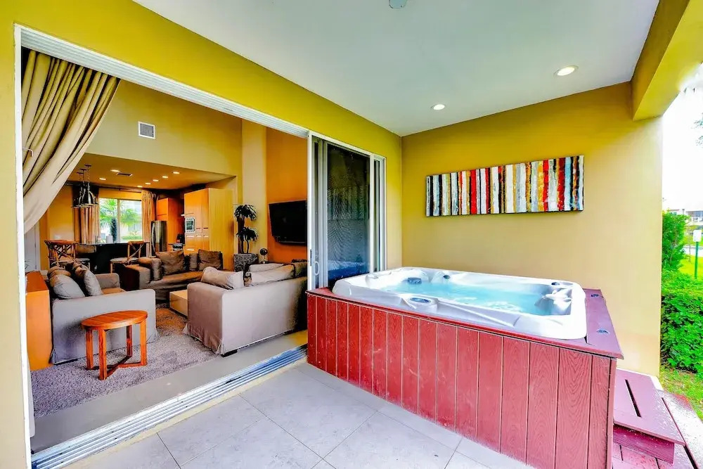 Beautiful Townhome Overlooking The Lake And The Pool