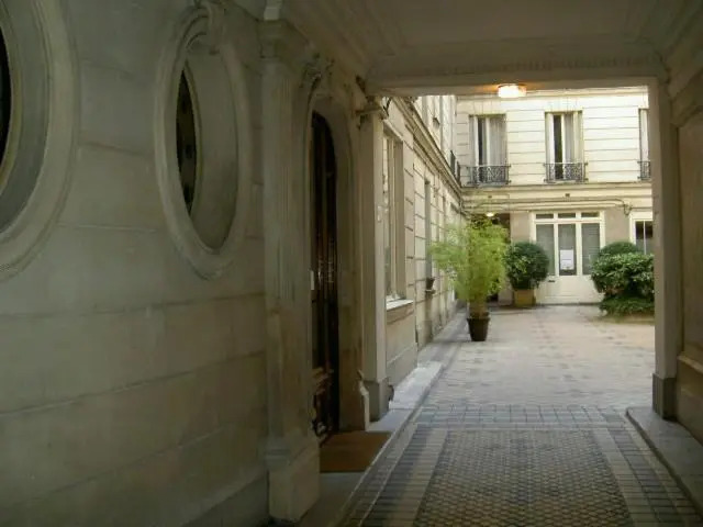Large & Bright Apartment, Central Paris, Montmartre-Opéra, Picturesque Rue des Martyrs
